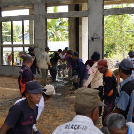 Gotong Royong Pengecoran Lantai Musholla Ishlahul Ummah Mangkalawat